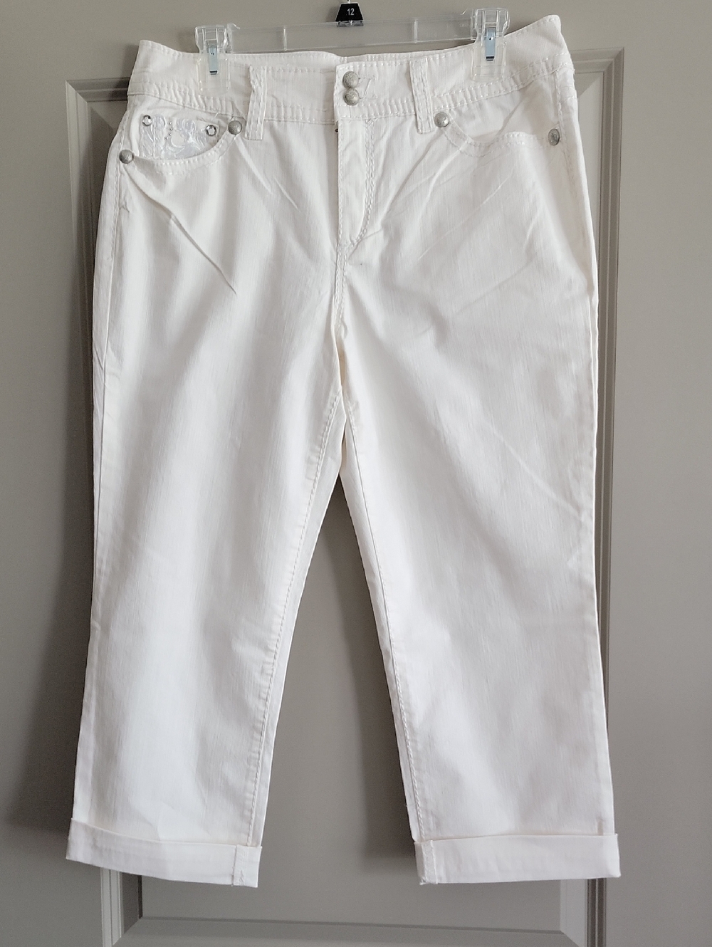 Code Bleu White Capris